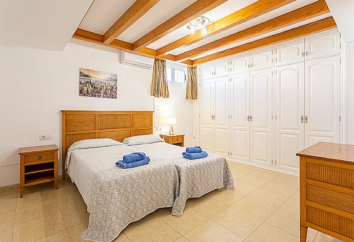 Twin bedroom with A/C . - Villa Tania . (Galería de imágenes) }}