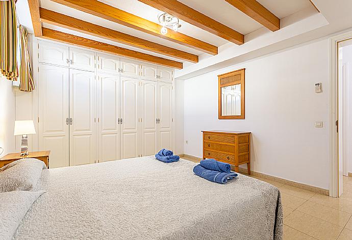 Twin bedroom with A/C . - Villa Tania . (Photo Gallery) }}