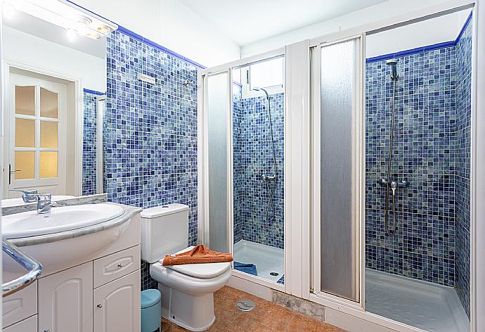 Family bathroom with showers . - Villa Tania . (Galerie de photos) }}