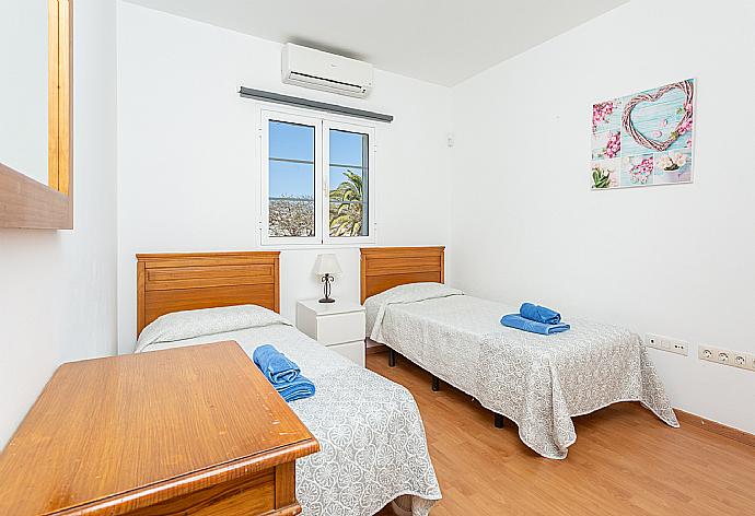 Twin bedroom with A/C . - Villa Tania . (Galería de imágenes) }}