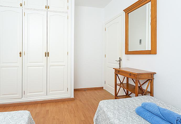 Twin bedroom with A/C . - Villa Tania . (Galerie de photos) }}