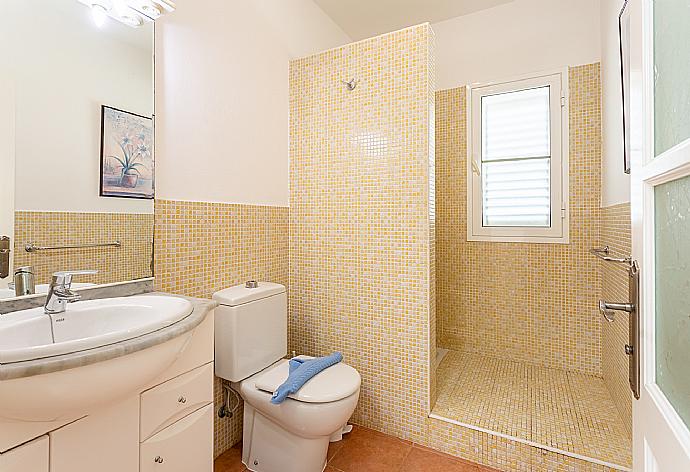 Family bathroom with shower . - Villa Tania . (Galerie de photos) }}