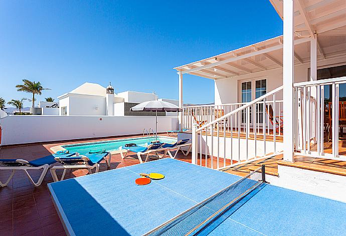 Terrace area with table tennis . - Villa Tania . (Galleria fotografica) }}