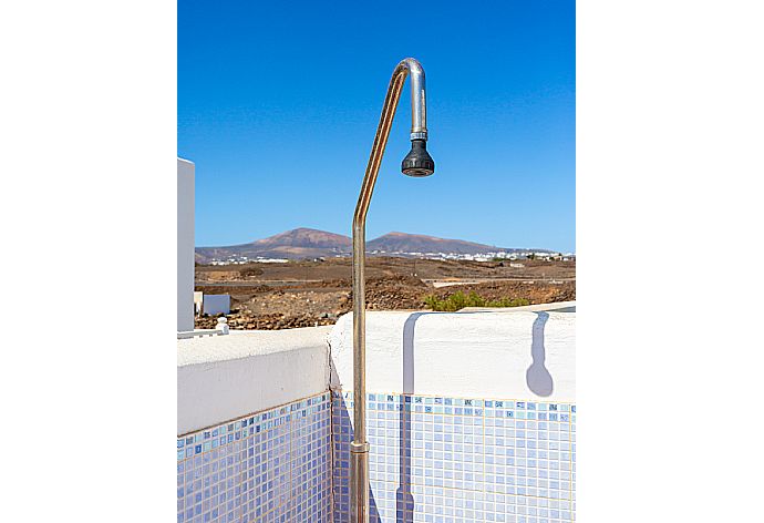 Outdoor shower . - Villa Tania . (Fotogalerie) }}