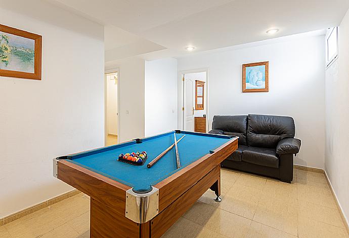 Game room with pool table and sofa . - Villa Candela . (Galería de imágenes) }}