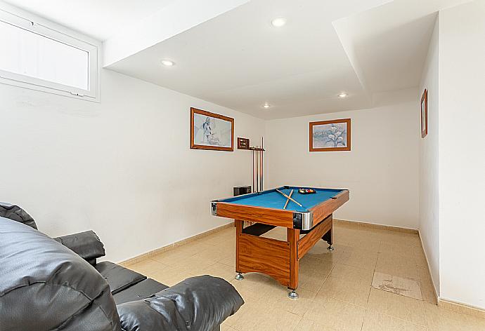 Game room with pool table and sofa . - Villa Candela . (Galerie de photos) }}