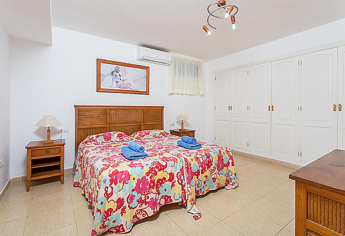 Twin bedroom with A/C . - Villa Candela . (Photo Gallery) }}