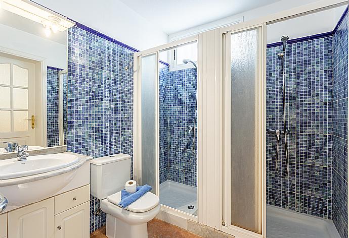 Family bathroom with showers . - Villa Candela . (Fotogalerie) }}