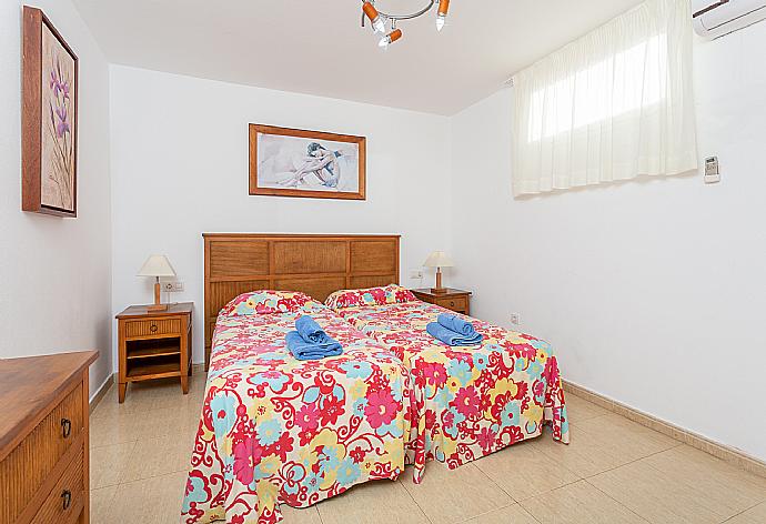 Twin bedroom with A/C . - Villa Candela . (Photo Gallery) }}