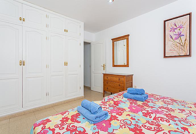 Twin bedroom with A/C . - Villa Candela . (Photo Gallery) }}