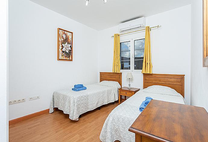 Twin bedroom with A/C . - Villa Candela . (Galleria fotografica) }}