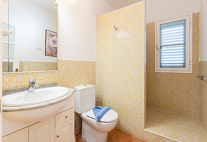 Family bathroom with shower . - Villa Candela . (Photo Gallery) }}