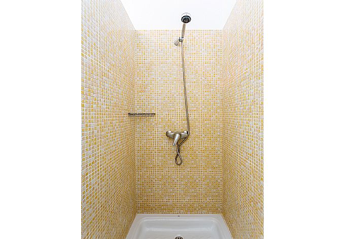 Family bathroom with shower . - Villa Candela . (Photo Gallery) }}