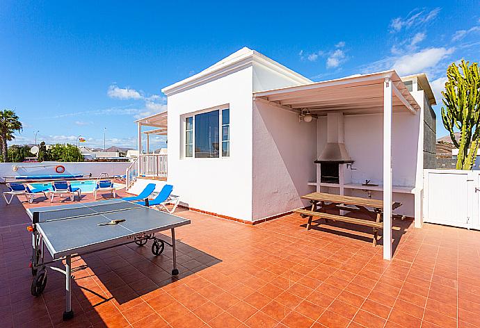 Terrace area with table tennis . - Villa Candela . (Galería de imágenes) }}