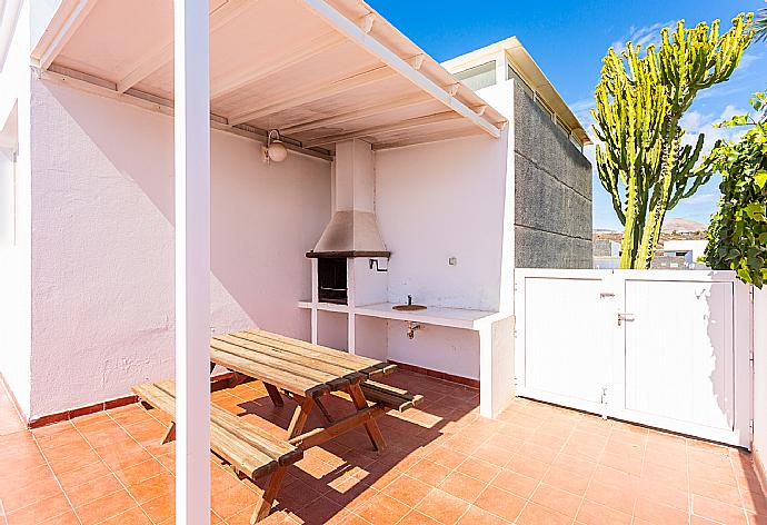 Sheltered terrace with BBQ . - Villa Candela . (Galerie de photos) }}