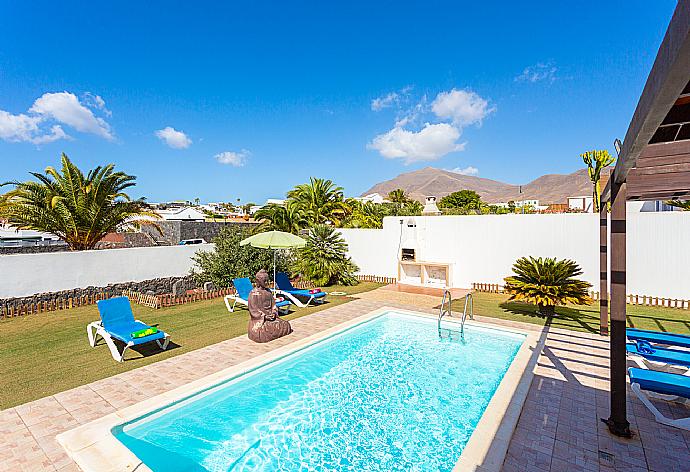 Private pool, terrace, and garden . - Villa Tropical . (Galería de imágenes) }}