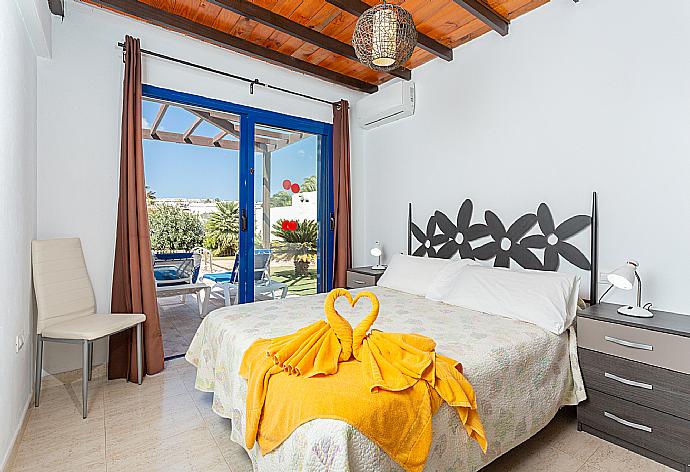 Double bedroom with en suite bathroom, A/C, and terrace access . - Villa Tropical . (Galería de imágenes) }}