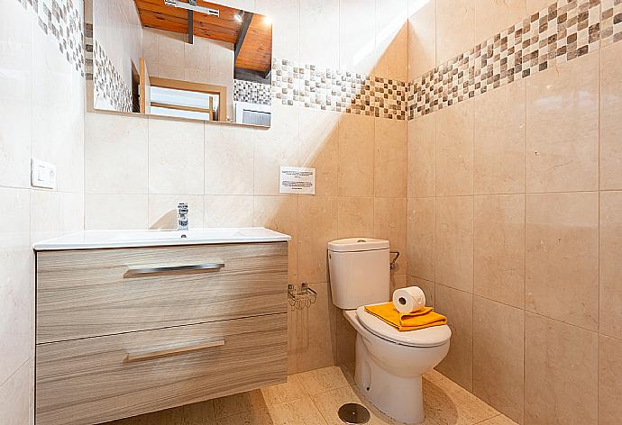 En suite bathroom with shower . - Villa Tropical . (Fotogalerie) }}