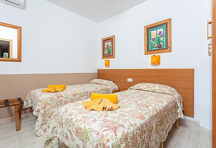 Twin bedroom with A/C . - Villa Tropical . (Galería de imágenes) }}