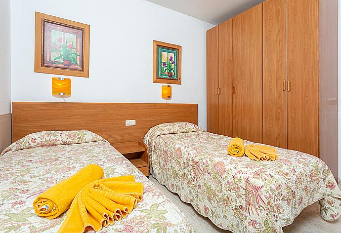 Twin bedroom with A/C . - Villa Tropical . (Galería de imágenes) }}