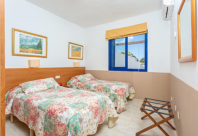 Twin bedroom with A/C . - Villa Tropical . (Galería de imágenes) }}