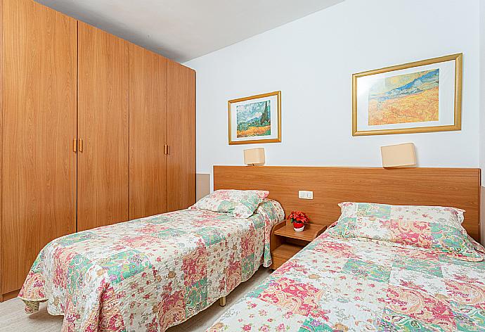 Twin bedroom with A/C . - Villa Tropical . (Галерея фотографий) }}