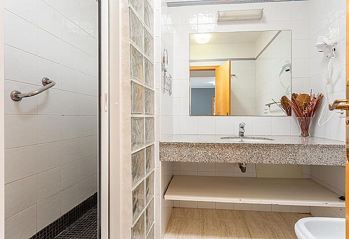 Family bathroom with shower . - Villa Tropical . (Fotogalerie) }}