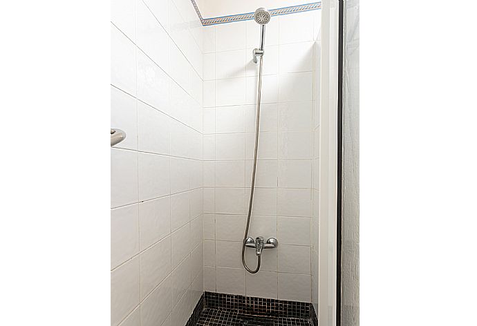 Family bathroom with shower . - Villa Tropical . (Fotogalerie) }}