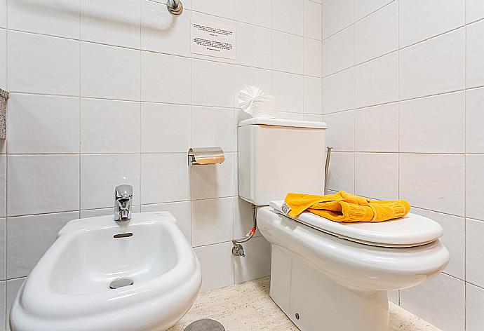 Family bathroom with shower . - Villa Tropical . (Galerie de photos) }}