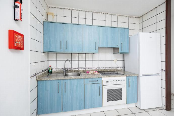 Equipped kitchen . - Jardines Apartment 1 . (Galerie de photos) }}