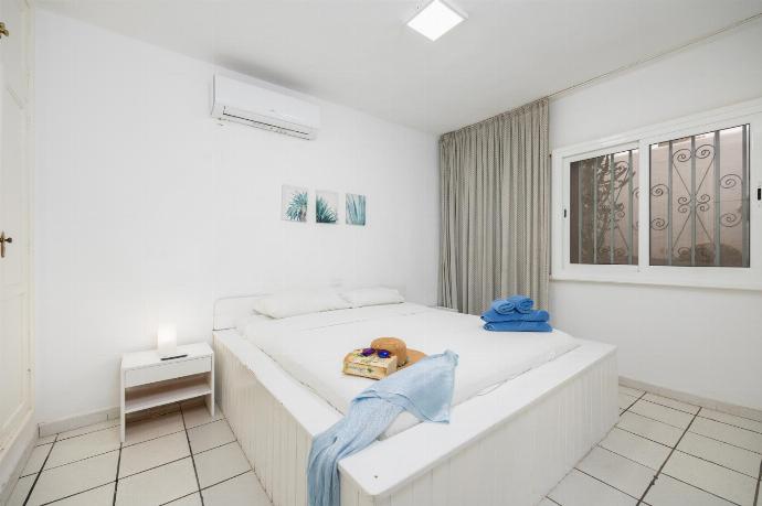 Double bedroom with A/C . - Jardines Apartment 1 . (Fotogalerie) }}