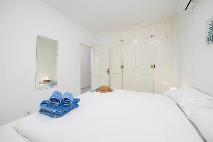 Double bedroom with A/C . - Jardines Apartment 1 . (Galería de imágenes) }}
