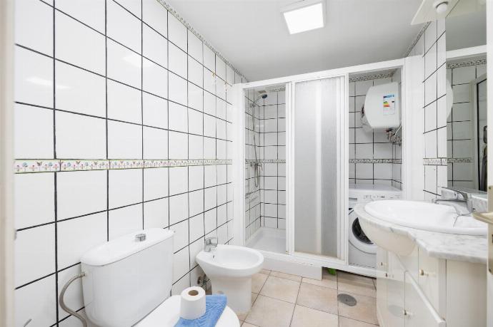 Family bathroom with shower . - Jardines Apartment 1 . (Galerie de photos) }}