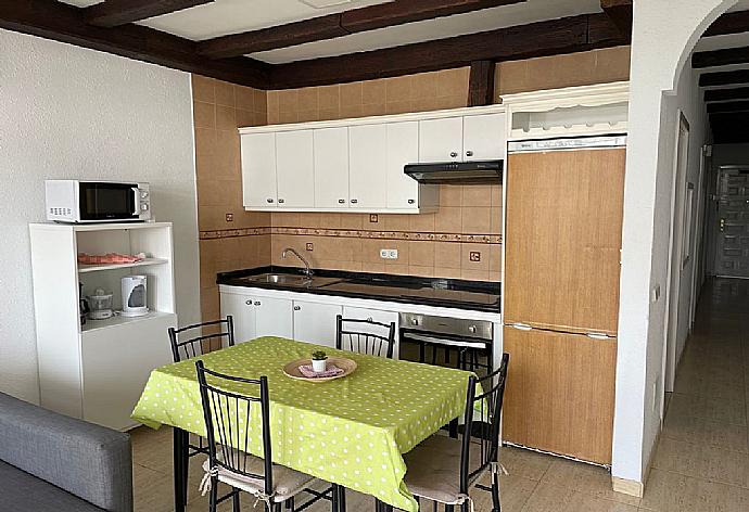 Equipped kitchen, and dining area . - Jardines Apartment 2 . (Galleria fotografica) }}