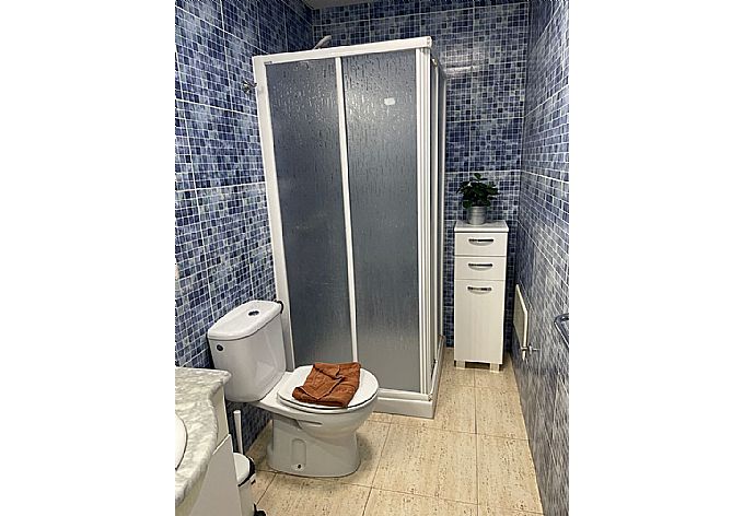 Family bathroom with shower . - Jardines Apartment 2 . (Галерея фотографий) }}