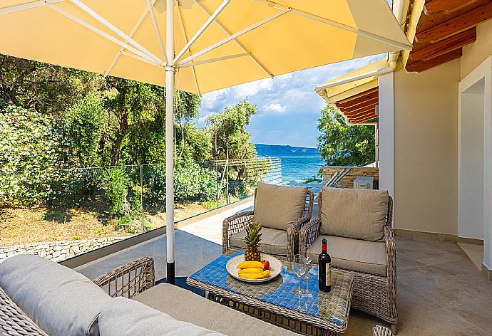 Terrace area with sea views . - Villa Nikolakis . (Galería de imágenes) }}