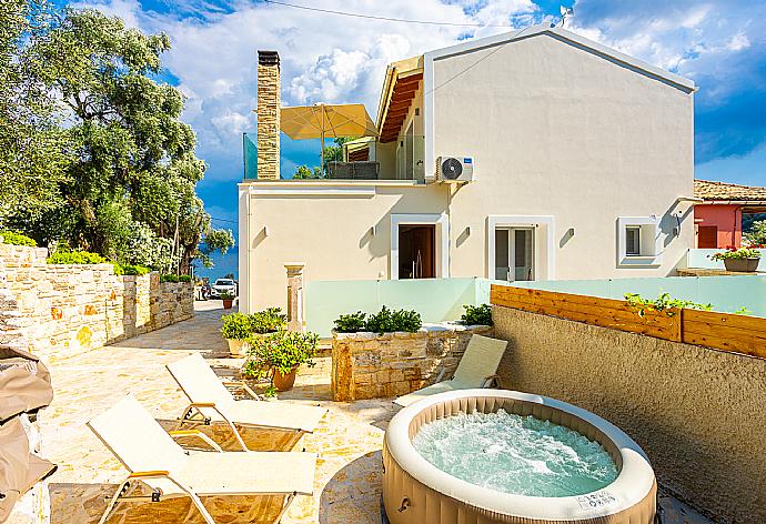 Terrace area with jacuzzi . - Villa Nikolakis . (Photo Gallery) }}