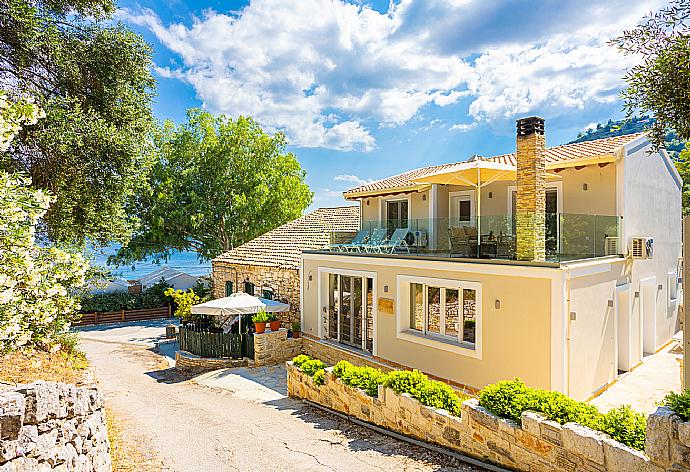 Beautiful villa with private terrace and sea views . - Villa Nikolakis . (Galería de imágenes) }}