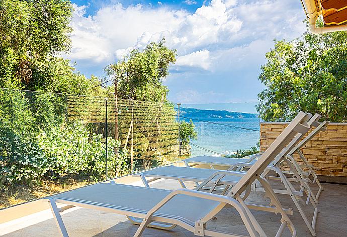 Terrace area with sea views . - Villa Nikolakis . (Galería de imágenes) }}