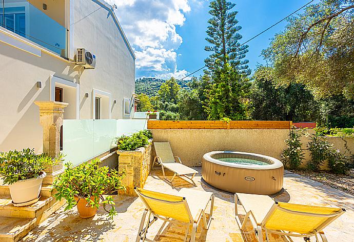 Terrace area with jacuzzi . - Villa Nikolakis . (Galería de imágenes) }}