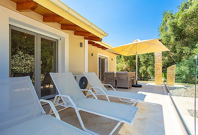 Terrace area with sea views . - Villa Nikolakis . (Galleria fotografica) }}