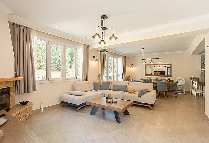 Open-plan living room with sofas, dining area, kitchen, ornamental fireplace, WiFi internet, and satellite TV . - Villa Nikolakis . (Галерея фотографий) }}