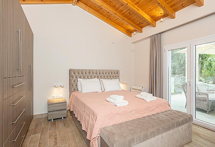 Double bedroom with en suite bathroom, A/C, TV, and terrace access . - Villa Nikolakis . (Галерея фотографий) }}