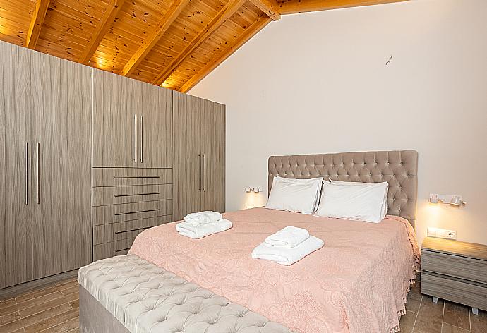 Double bedroom with en suite bathroom, A/C, TV, and terrace access . - Villa Nikolakis . (Galería de imágenes) }}