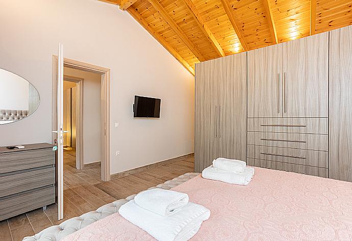 Double bedroom with en suite bathroom, A/C, TV, and terrace access . - Villa Nikolakis . (Galleria fotografica) }}