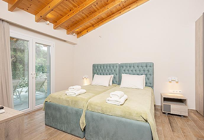 Twin bedroom with en suite bathroom, A/C, TV, and terrace access . - Villa Nikolakis . (Галерея фотографий) }}