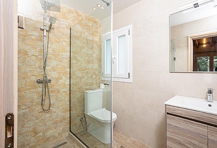 En suite bathroom with shower . - Villa Nikolakis . (Galería de imágenes) }}