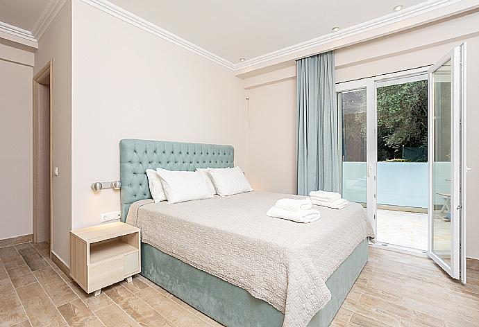 Double bedroom with en suite bathroom, A/C, TV, and terrace access . - Villa Nikolakis . (Galerie de photos) }}