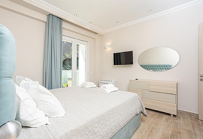 Double bedroom with en suite bathroom, A/C, TV, and terrace access . - Villa Nikolakis . (Galería de imágenes) }}