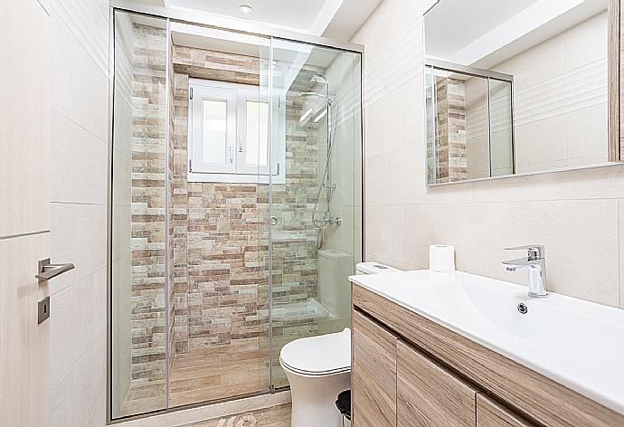 En suite bathroom with shower . - Villa Nikolakis . (Galerie de photos) }}